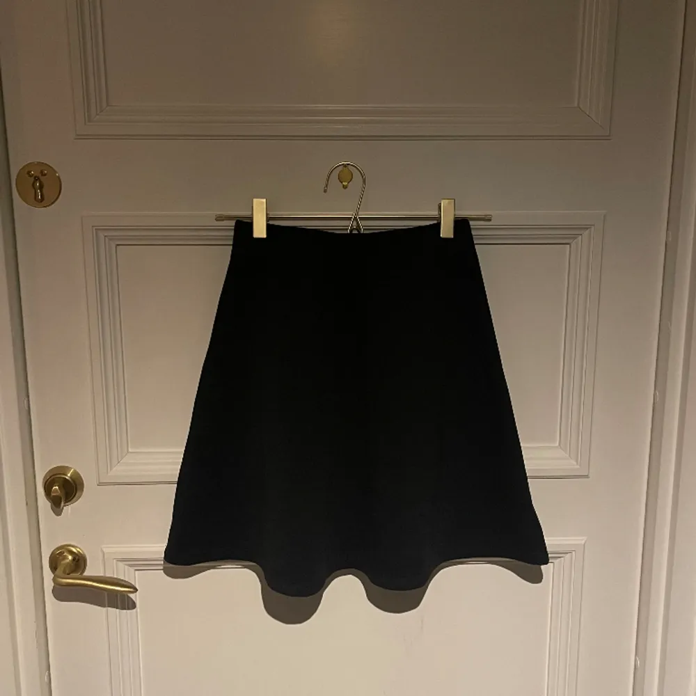 Svart kjol från Only, lite tjockare material, strl XS kan även funka för S.. Kjolar.