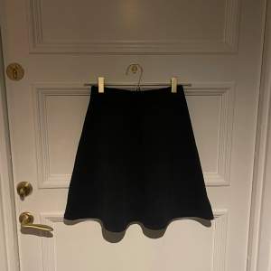 Svart kjol från Only, lite tjockare material, strl XS kan även funka för S.