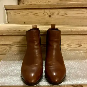 En Fin begagnad original boots från Staccato. Brunt skin och har 5cm klackar.  Skicka ett mejl om önskar flera bilder av skorna och några frågor. 