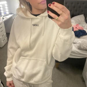 vit stay hoodie - säljer min snygga vita hoodie som är ifrån ”stay” och som är köpt på carlings. säljer pga att jag inte använder den längre. använts ett fåtal gånger😊