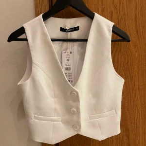 Festtopp  - Så snygg festtopp från Gina, aldrig använd