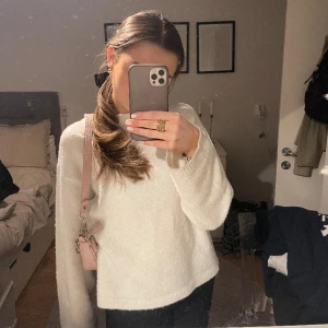 rosa väska från Gina 🩷🩷🩷🩷 - Jättefin rosa 🩷 väska med silvrig kedja!! Superfin och i jättebra skick då den endast använts ett fåtal gånger, flera fack i som ger bra förvaring och ser ny ut insidan ut!! 🩷🩷