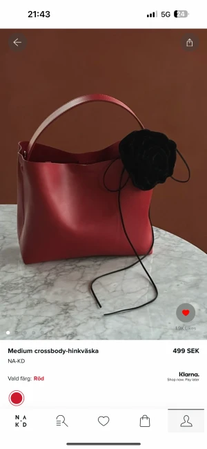 Röd arketliknande väska - Så fin röd väska, väldigt lik arkets väskor😍😍Köpt i januari och endast använd en enda gång. Säljs få jag kände att det inte var min stil