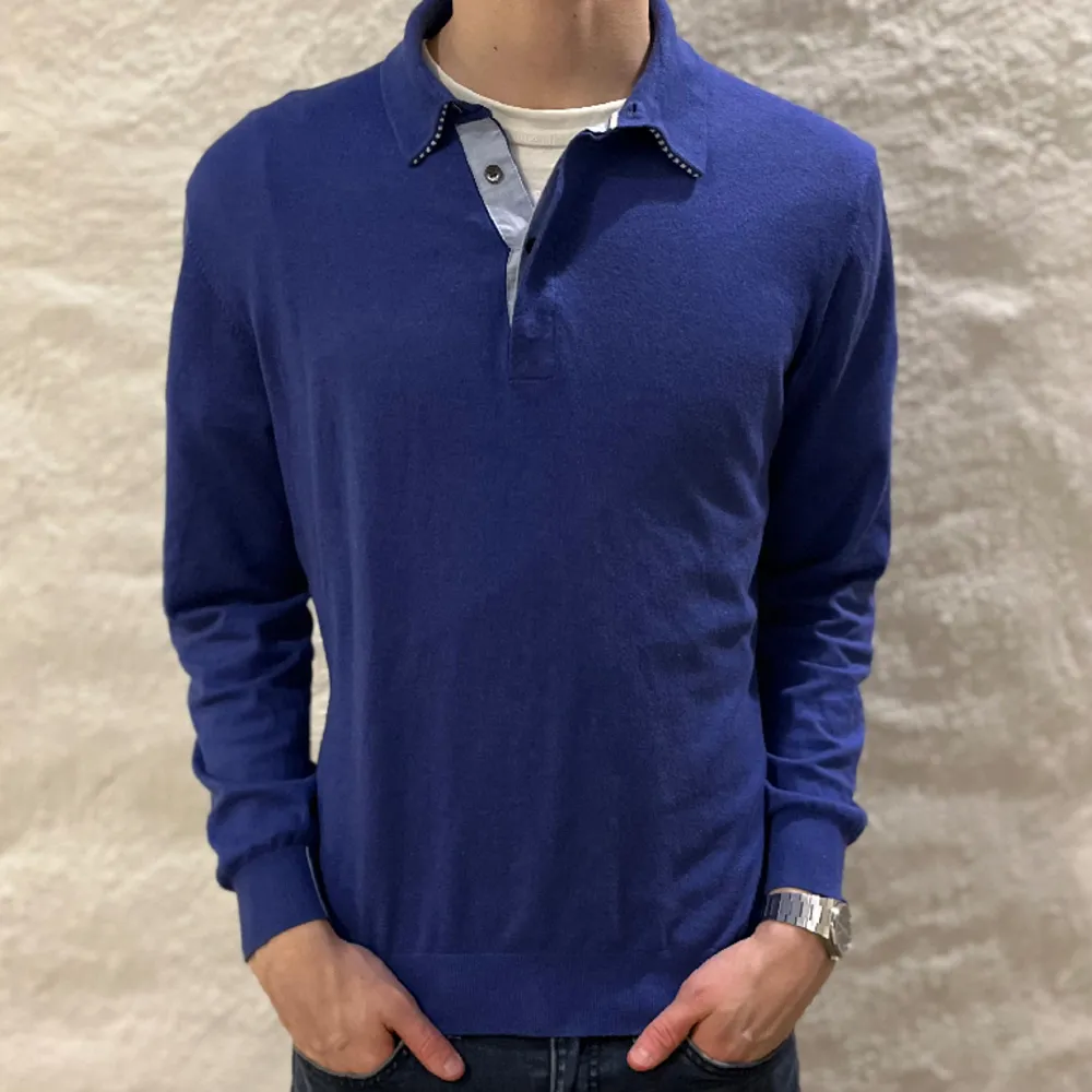 Massimo dutti tröja i färgen blå. Storlek L och modellen är 186 cm. Fint skick, inga skavanker. Nypris 1299 kr, köp för endast 299kr.. Tröjor & Koftor.