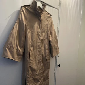 Jacka  - Trenchcoat inspirerad jacka från vero moda 