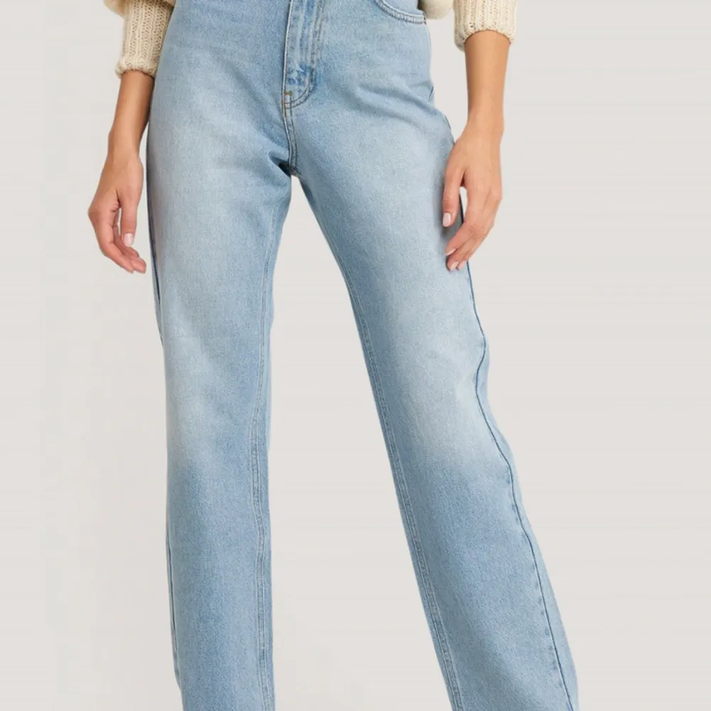 Fina jeans från NA-KD, knappt använda, kommer inte till användning längre, nypris 550kr. Jeans & Byxor.