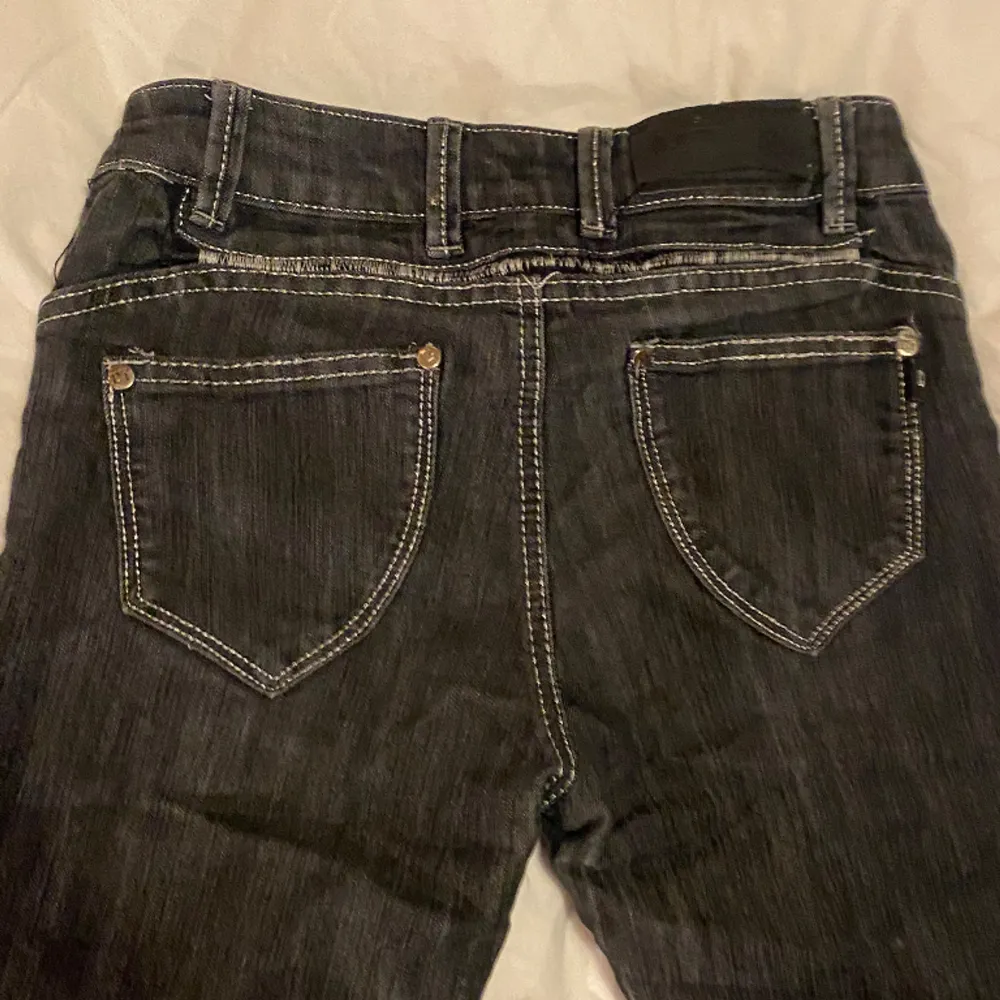 Super bra skick, lågmidjade jeans med cool detalj. 💓💓. Jeans & Byxor.