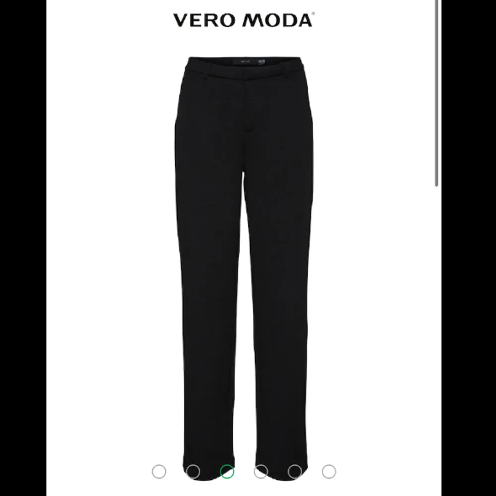 Super fina kostymbyxor från Vero Moda i gott skick❤️Säljs då dem inte kommer till användning längre❤️stl Xs men passar S och midjan är stretchig.. Jeans & Byxor.