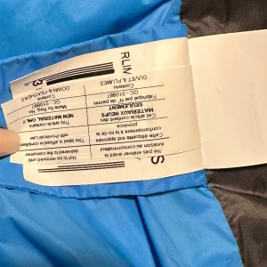 Rossignol dunjacka Mörk grå  - Jackan är i jätte bra skicka, men Dock i strl S så den har nu vuxits ur. Önskar den ett nytt hem. Håller absolut värmen även om det är en tunnare jacka, fyllningen är 90% duck down och 10% duck feathers  fler bilder finns. 