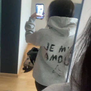 Gina Young hoodie  - Säljer nu min superfina hoodie från Gina Young i storlek 146/152, skulle säga att den sitter som en xs/s.  Ny pris 250kr💗
