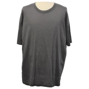 Valentino T-shirt Strl L - Grå Valentino T-shirt i Strl L, skick 9/10 kommer från ett rökfritt och djurfritt hem.