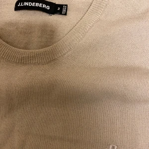 J.Lindeberg tröja - Beige tröja från j.Lindeberg, inga defekter överhuvudtaget, sitter om runt midjan och är stretchig och fin, hör av er om frågor!