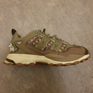 Adidas x moomin skor stl 38 - Dem absolut fetaste muminskorna från adidas som inte säljs i Sverige. Beställde dem från japan och är liiiite för tighta för mig som har stl 38 tyvärr. Har bara använt dem ett fåtal gånger pga det. Köpte dem för över 2300kr+tull. Märkena följer med🦑🐌