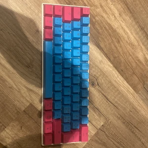 Nos tangentbord  - Ett nos tangentbord som är använde bara några få gånger de är som nytt men tyvärr fattas sladden men de är en helt vanligt usbc sladd så man kan köpa ny 