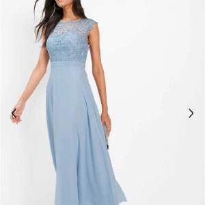 En mkt fin safirblå klänning som passar till fest tex. Använd endast en gång och i helt nyskick. Väldigt bekväm att ha på sig. Skriv om du vill ha privata bilder. Nypris 799 mitt 350 kr pris kan diskuteras vid snabb affär💛