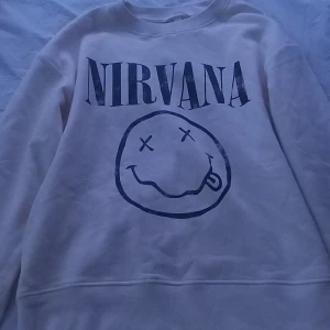 En nirvana tröja - Har aldrig användt den är väldigt skön och fin.