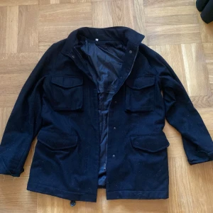 jacka - tillhörande innejacka. 80% ull 20% nylon