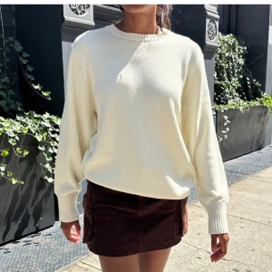 brandy melville vit stickad tröja - köpte två stycken stickade tröjor från brandy melville (säljer samma i blå), säljs då den inte kommer till användning. onesize och endast testad, inga defekter.