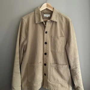 Overshirt  - Säljer en beige overshirt i storleken L. Den är super snygg och passar bra till allt under. Perfekt till sommaren men även vintern. Den är hyfsat använd men har inga skador eller märken. 