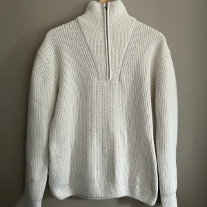 Stickad tröja  - Super fin stickad tröja. Väldigt mjuk och bekväm. Den är i färgen vit och storleken L men passar nog M, den är även med halv zip
