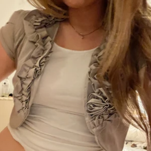 Bolero  - Så snygg bolero med jätte fina detaljer!! Inte helt säker på storlek men skulle uppskatta den som en s/34