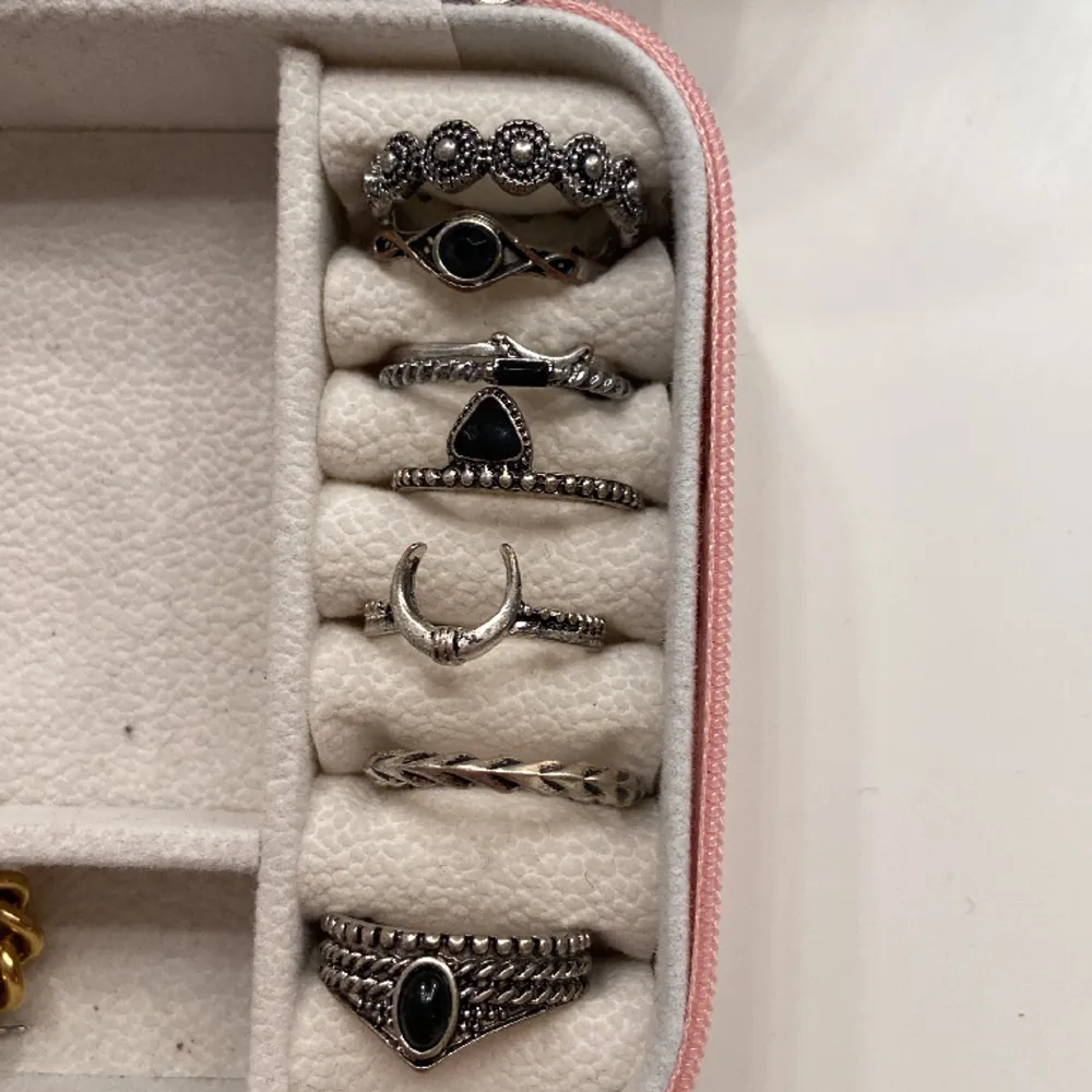 Säljer dessa ringar ifrån bershka som inte längre finns att köpa! Använda bara några få gånger vilket inte märks🫶 Säljer eftersom att jag ej använder silver längre💕 Kontakta om fler bilder, pris kan diskuteras💞. Accessoarer.