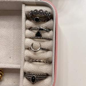 Säljer dessa ringar ifrån bershka som inte längre finns att köpa! Använda bara några få gånger vilket inte märks🫶 Säljer eftersom att jag ej använder silver längre💕 Kontakta om fler bilder, pris kan diskuteras💞