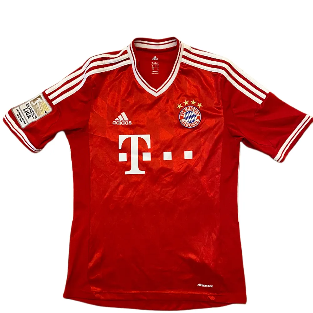 Bayerns officiella hemmatröja från 2013/2014 med Bastian Schweinsteiger på ryggen. Tröjan är i nyskick.. T-shirts.