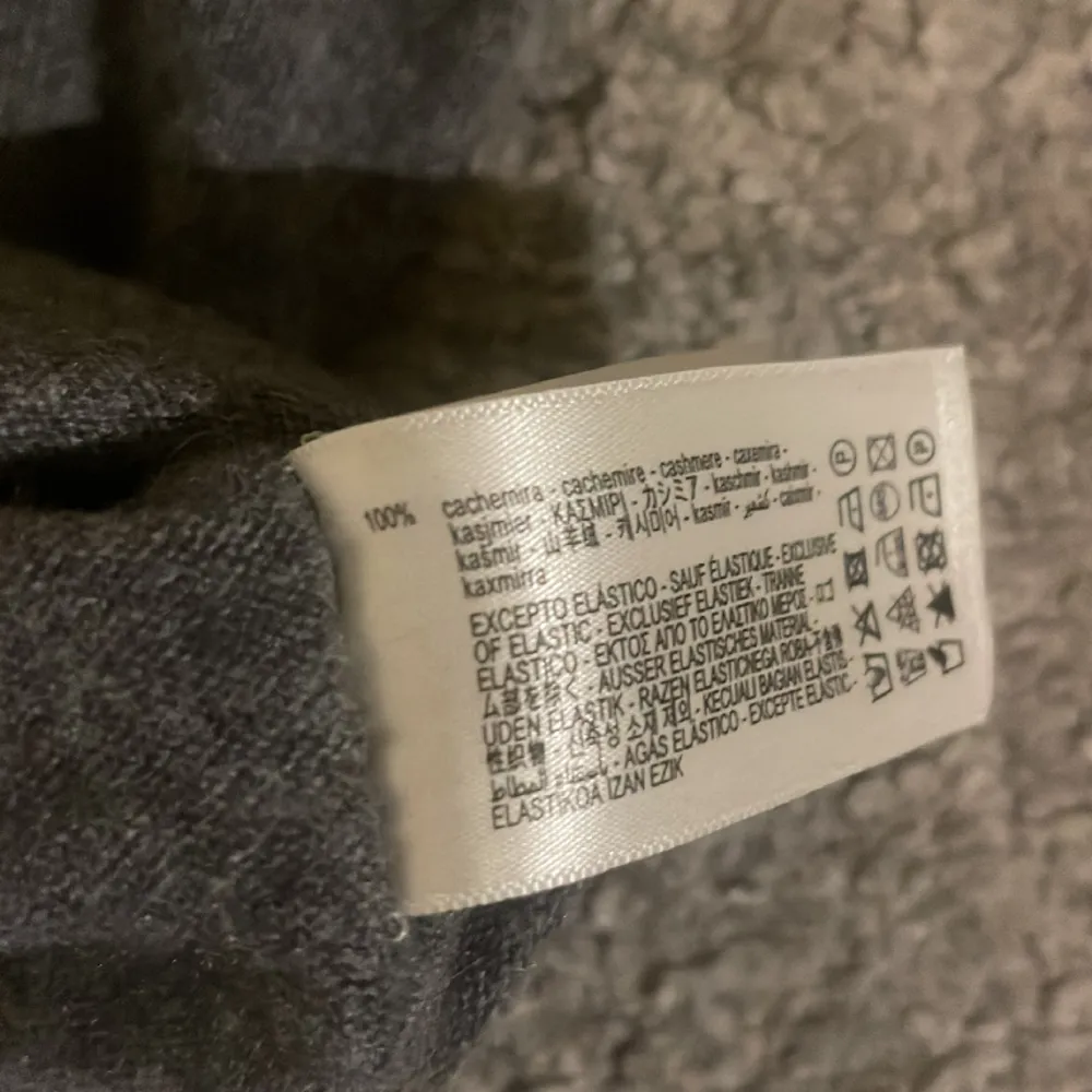 Grå stickad tröja i 100% kasmhir från Zara. Nypris ca 1600 kr. 9/10 skick, Strl M.. Stickat.