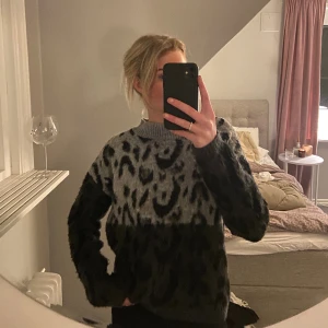 Stickad från mango - Stickad tröja i leopardmönster, storlek s