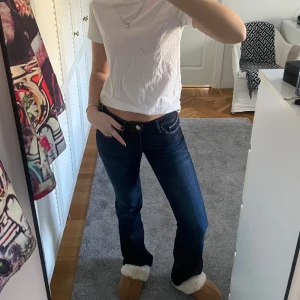 Bootcut jeans Mavi - Lågmidjade bootcut jeans från Mavi, säljer endast vid ett bra pris. Snygg tvätt, detaljer och sömmar. Säljer då jag har ett par liknande. Storlek: W26, L32 Säljer endast vid ett bra pris! 