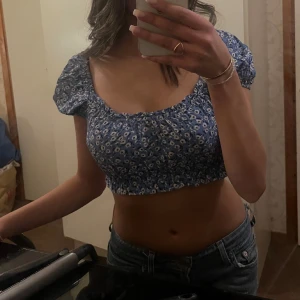 Blå sommartopp - Blå magtröja i blommigt mönster, perfekt för midsommar eller sommar överlag! (Inga defekter)