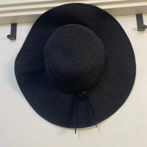 Svart hatt från Åhléns  - Fin större hatt från Åhléns. Knappt använd så bra skick 