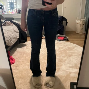 Mörkblå jeans - Säljer mina zara jeans. Jag har trampat sönder dom lite (se bild 2)💕