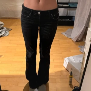 Lågmidjade jeans - Bra skick! Säljer för att det inte passar mig! För små tyvär, men strechigt material. Köpt från zara storlek 32. Mått: Midja:70 Innerbenet :80
