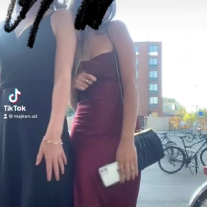 Vinröd balklänning  - Min balklänning/långklänning som endast är använd en gång, den har en slits vid benet, och passar mig som är 167 bra i längden, ( lite lång men passar bra med klackar)