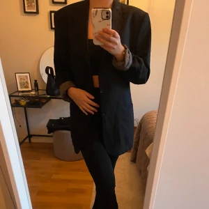 Mörkblå Oscar Jacobson kavaj  - Jättefin kavaj från Oscar Jacobson. Osäker på storleken men är oversize på mig som normalt är storlek M. Väldigt mörkblå färg, nästan svart. 