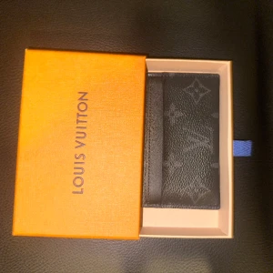 Lv plånbok  - Köpte denna plånboken åt min vän som present när jag var i Paris för 305€ han ville inte ha den och kan ej Lämmna tillbaka den nu så skulle vilja sälja den så snabbt och så billigt som möjligt den är helt oanvänd ny skick