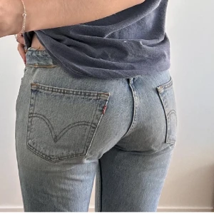 Vintage 501 Levis  - Low/mid Rise vintage Levi 501 i en jättefin ljus och somrig färg, säljer då jag rensar 🩷 sitter perfekt på mig som är 175 och brukar bära s/m i jeans. Dom är insydda hos skräddare! Vid mer info kontakta mig ✨🤝