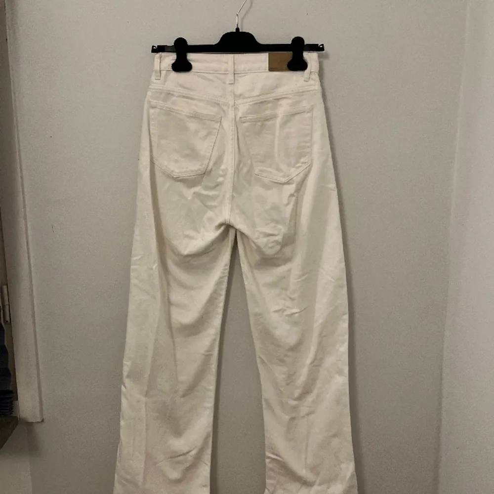 Vita utsvängda jeans i strl S från Lager 157. Finns några fläckar (se bilder). Jeans & Byxor.