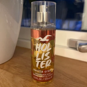 Hollister parfym - Säljer den här vanilj parfymen från hollister💕klassisk vaniljdoft, säljer då jag har andra jag använder😍använd typ en gång, så den är som ny💗 köpt på hm för ca 110kr, säljer för 70kr + frakt🥰 det är 125 ml👌🏼
