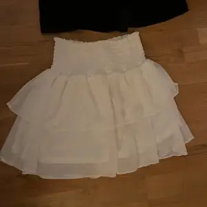 Säljer två Chelsea kjolar en svart och en vit som knappt kommit till användning! Köpta för 450kr styck.  ENBART DEN SVARTA KVAR
