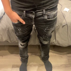 Dondup Jeans - Tja, säljer nu mina dondup George. Storlek 32. Jeansen är köpta på United Fashion i julas för 4000kr, säljer det nu för 2999. Jeansen är tvättade 1-3 gånger men i väldigt bra skick, 10/10. Tveka inte på att höra av dig vid frågor o funderingar!
