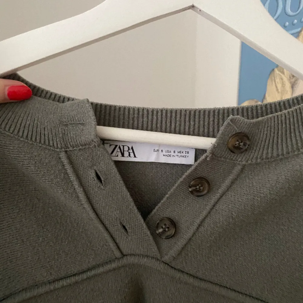 Tjock och rejäl tröja från Zara! Med knappar i kragen som ger en fin detalj! I en grön/grå färg! Köpt för 499kr. Tröjor & Koftor.