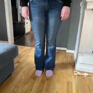 Low waist bootcut jeans - Säljer dessa då de var väldigt tighta i midjan. Köpte precis dessa från vinted och de är nya med prislapp. Om ni vill ha mått så skriv till mig så vet jag💗