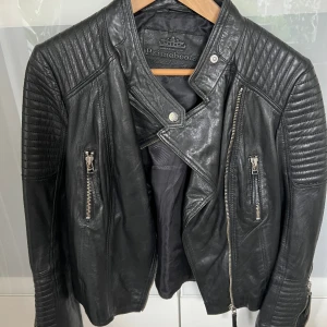 Skinnjacka från Primeboots - Storlek 40 dock liten i storleken så mer som en 38. Använd enstaka gång så i toppskick. Inköpt på Raglady Nypris 3500:-