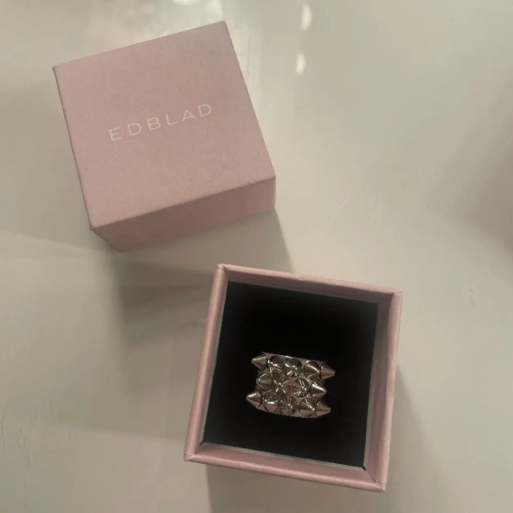 Säljer denna ringen från Edblad då den inte kommer till användning längre. Inga defekter. Köpt för 399 kr, och säljer för 230 kr + frakt 🫶🏼. Övrigt.