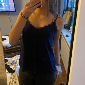 Marinblå blus - Jättesnygg marinblå linne med spets💖