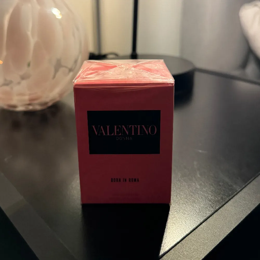 Säljer en oöppnad valentino parfym ”born in roma” 🎀 köpt på kicks, nypris 900kr säljer min för 500kr, du kännar alltså 400kr ;) . Parfym.