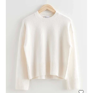 Stickad tröja  - Säljer denna jättefina tröja från & Other Stories💓 Använd ett par gånger men fof i fint skick! Säljer på grund utav att den börjar bli för liten. Pris kan diskuteras😊orginal pris- 490kr 